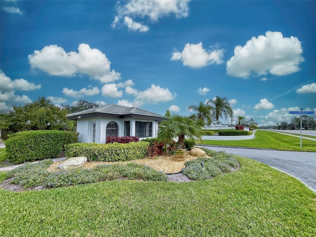 view of front of home featuring a front yard