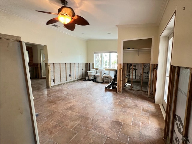 empty room featuring ceiling fan and ornamental molding