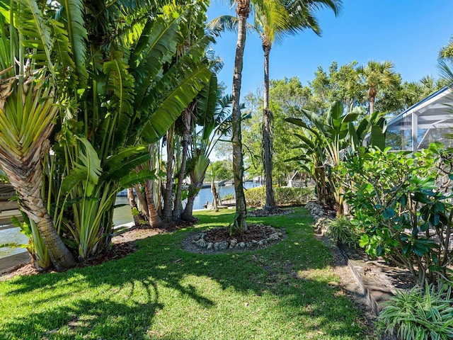 view of yard featuring a water view