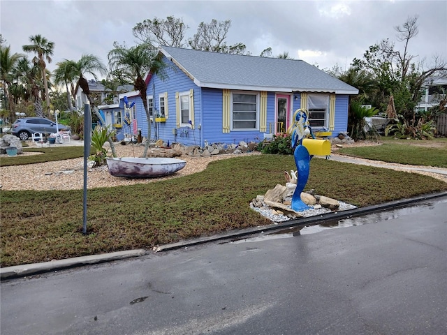 view of front of house with a front lawn