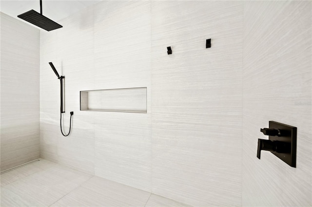 bathroom featuring tiled shower