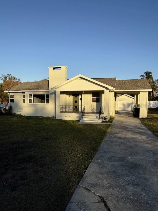 view of front of house featuring a front yard