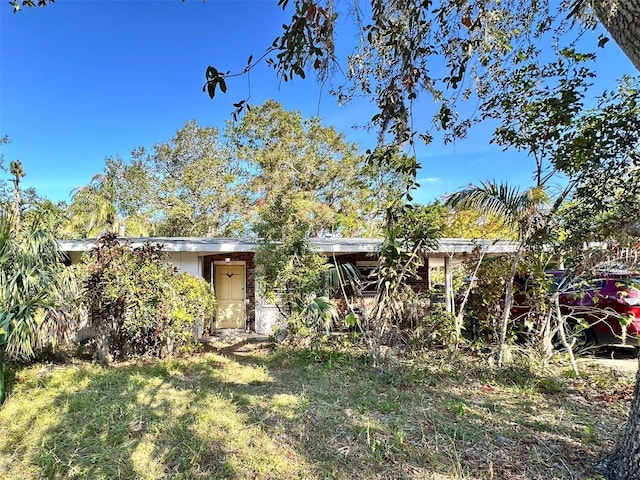 view of front of home featuring a front lawn