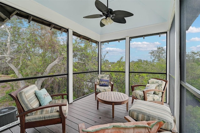 sunroom with ceiling fan