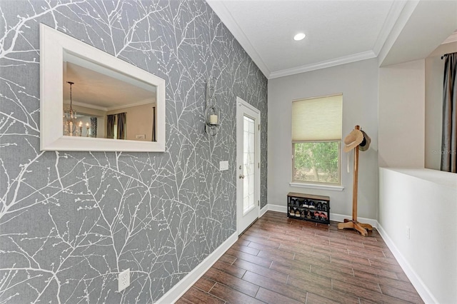 entryway featuring a chandelier and crown molding