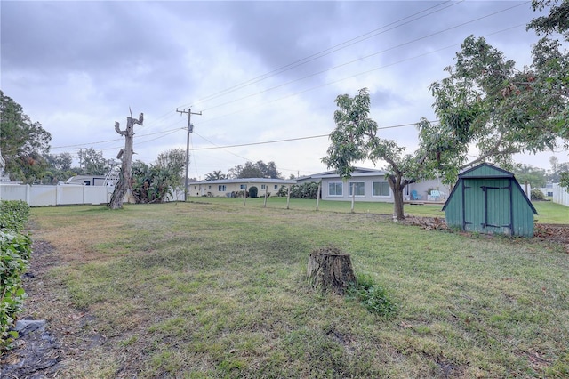 view of yard featuring a storage shed