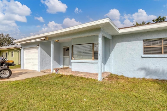 view of front of property featuring a garage and a front yard