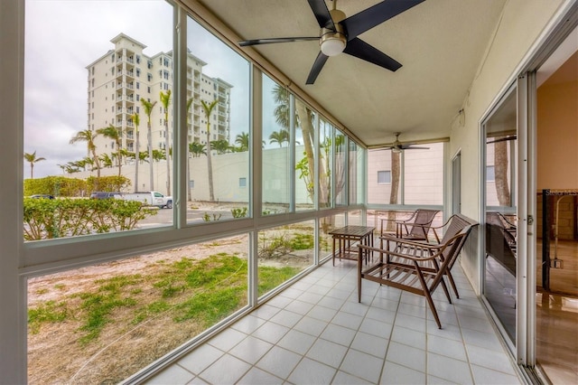 sunroom with ceiling fan