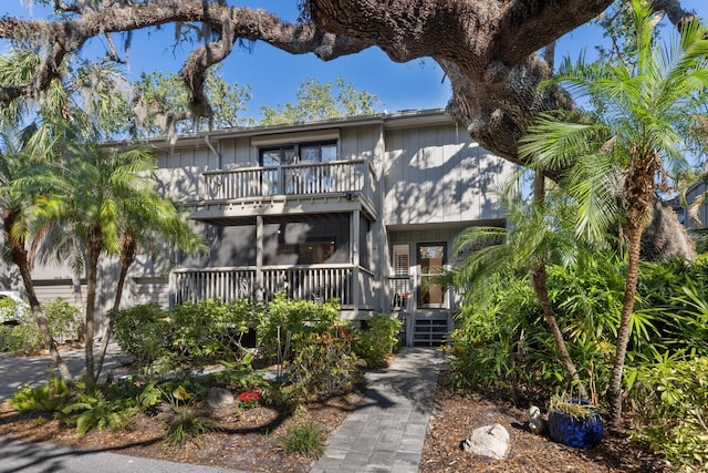 view of front of property featuring a balcony