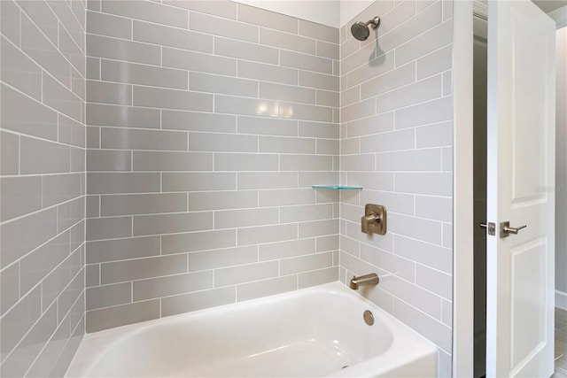 bathroom featuring tiled shower / bath