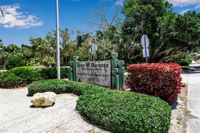 view of community / neighborhood sign