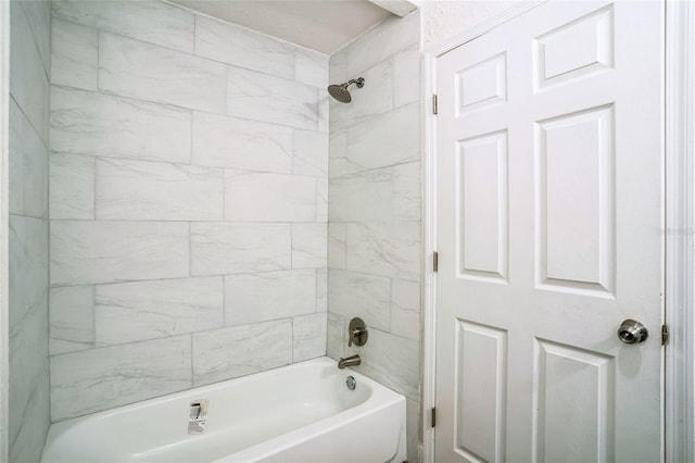 bathroom featuring tiled shower / bath