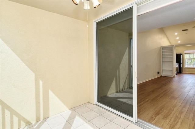 property entrance featuring ceiling fan