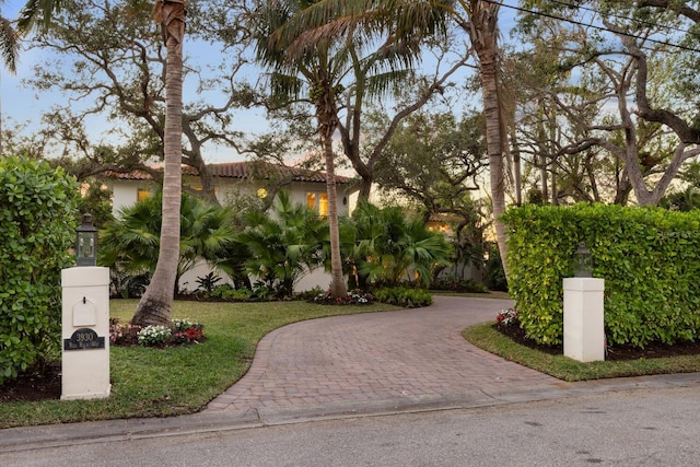 view of front of home featuring a front lawn