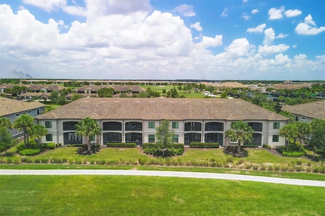 view of front of house featuring a front lawn