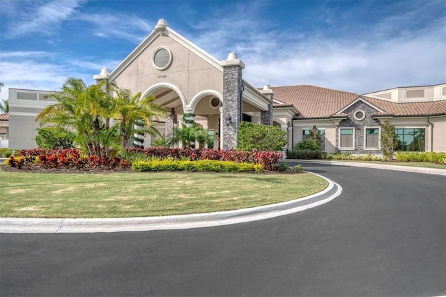 view of front of property featuring a front lawn