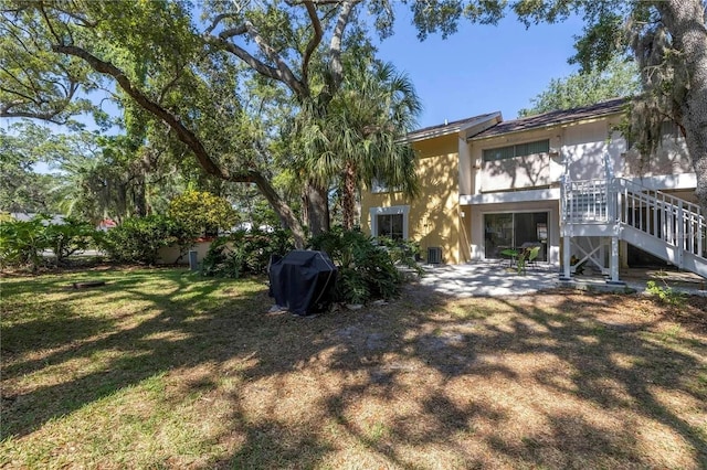 view of yard with a patio