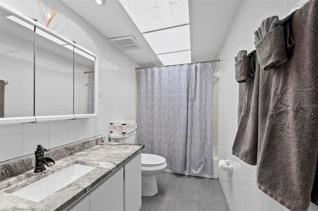 full bathroom with vanity, decorative backsplash, toilet, tile walls, and shower / tub combo with curtain