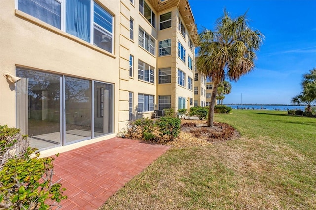 view of yard featuring a water view