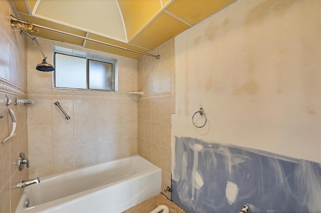 bathroom featuring tiled shower / bath