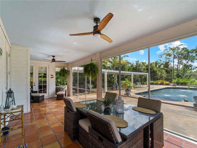 sunroom with ceiling fan