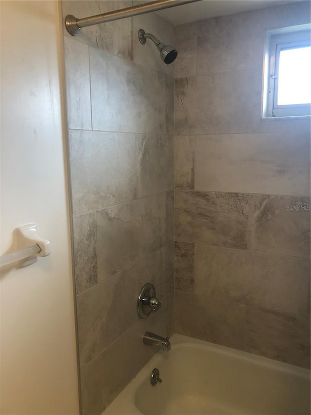 bathroom with tiled shower / bath