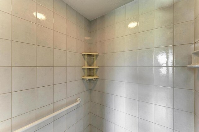 bathroom featuring a tile shower