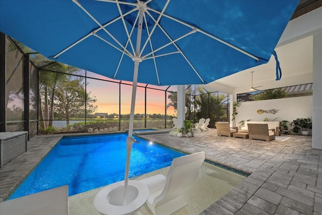 view of swimming pool with a pool with connected hot tub, a lanai, a patio, and an outdoor living space