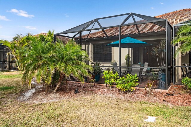 view of yard featuring a lanai