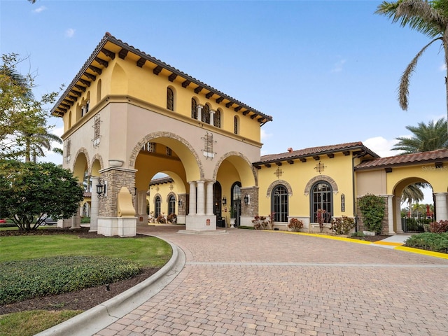 view of front facade with a front yard