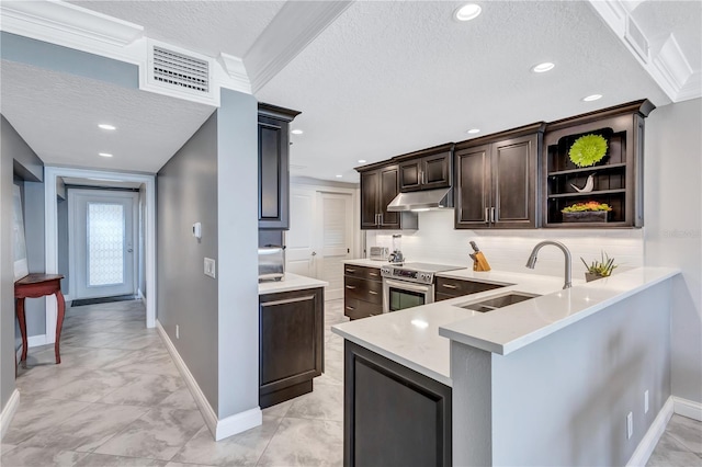 kitchen featuring kitchen peninsula, decorative backsplash, a textured ceiling, sink, and stainless steel electric range