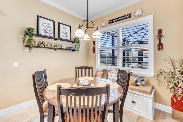 dining space featuring crown molding, light hardwood / wood-style flooring, and a notable chandelier