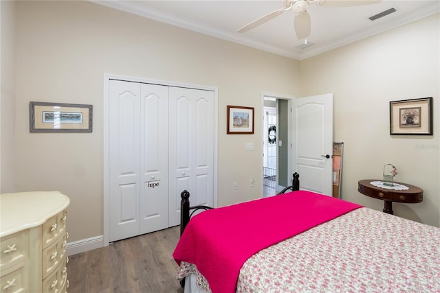 bedroom with light hardwood / wood-style floors, a closet, crown molding, and ceiling fan