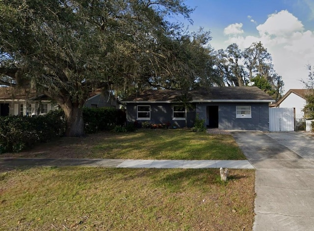 view of front of house featuring driveway and a front yard