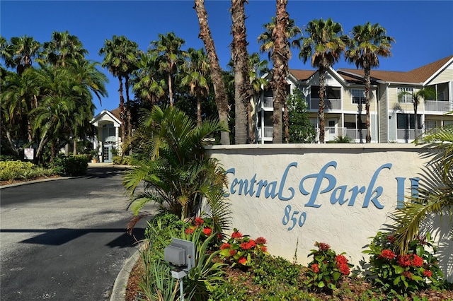 view of community / neighborhood sign