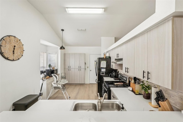 kitchen with refrigerator, sink, decorative light fixtures, vaulted ceiling, and electric stove