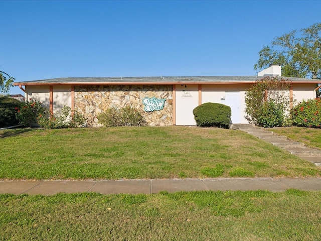 view of front of house featuring a front yard