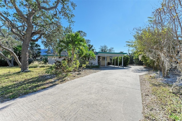 view of front of property featuring a front yard and a carport