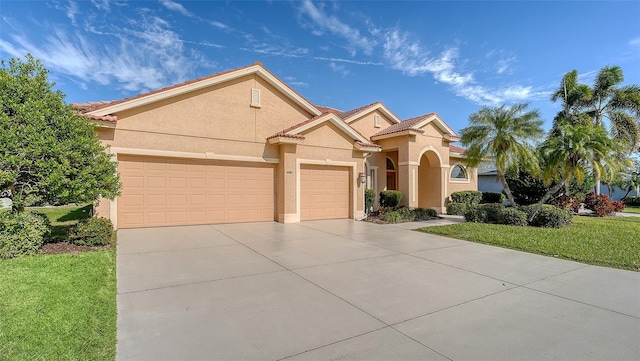 view of front facade featuring a garage and a front yard