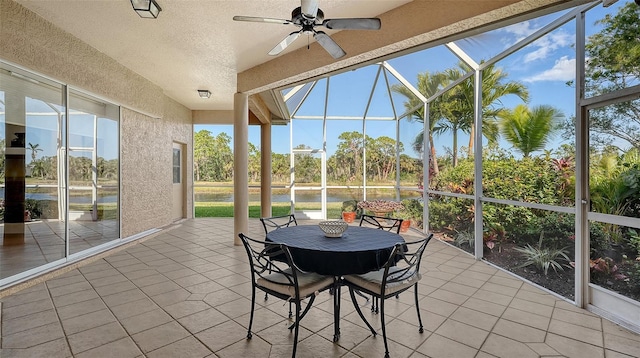 sunroom with ceiling fan