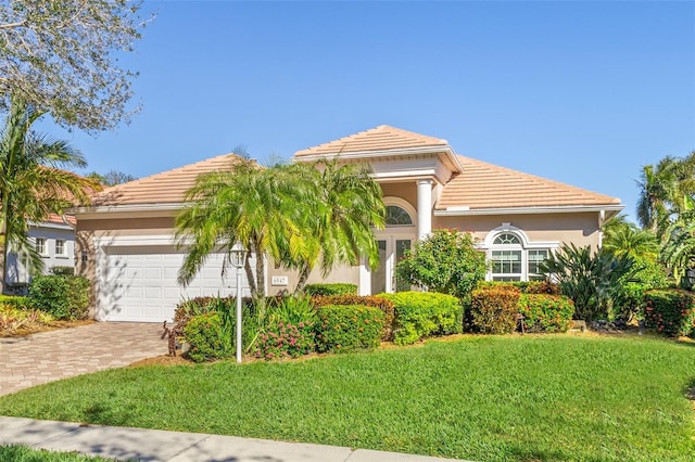 view of front of house featuring a front yard and a garage