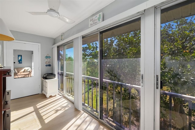 sunroom with ceiling fan