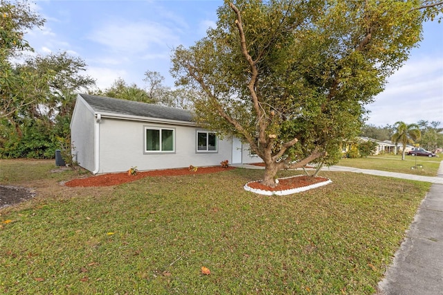 view of front facade featuring central AC and a front lawn