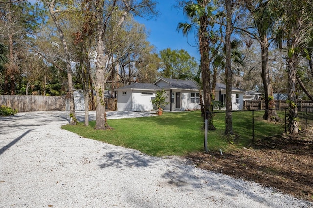 view of front of property featuring a front yard