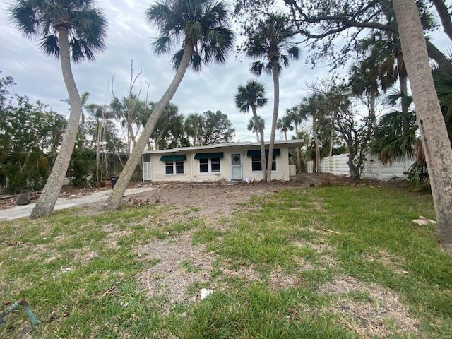 view of front facade featuring a front yard