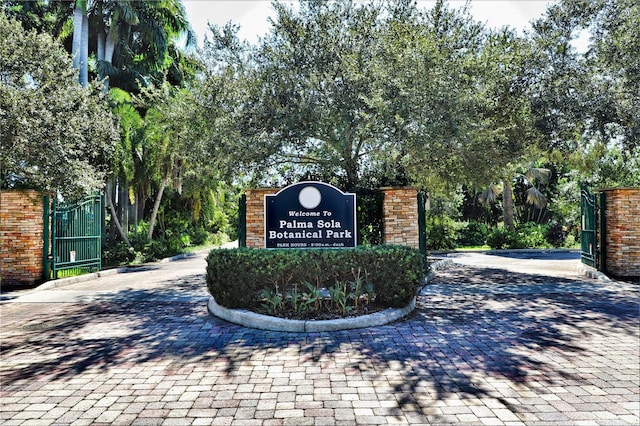 view of community / neighborhood sign