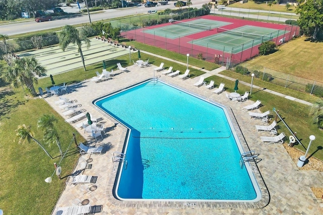 view of swimming pool