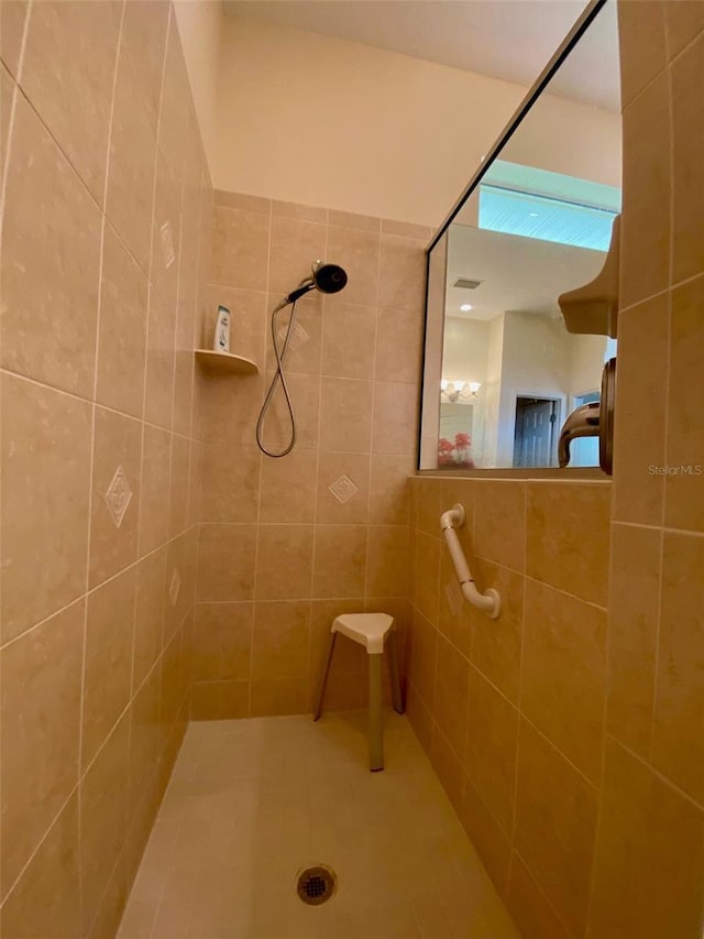 bathroom featuring a tile shower