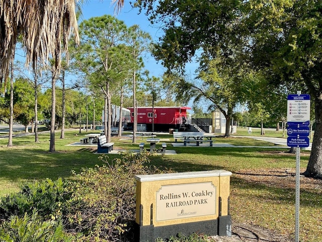 view of property's community featuring a yard