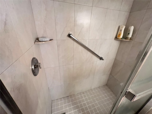 bathroom featuring tiled shower